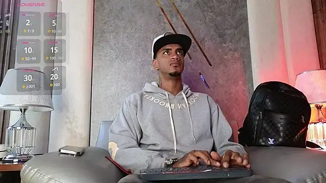 Snapshot of AaronCruz_ chatting on 7, 11, 2025 AaronCruz online show from 7, 11, 2025