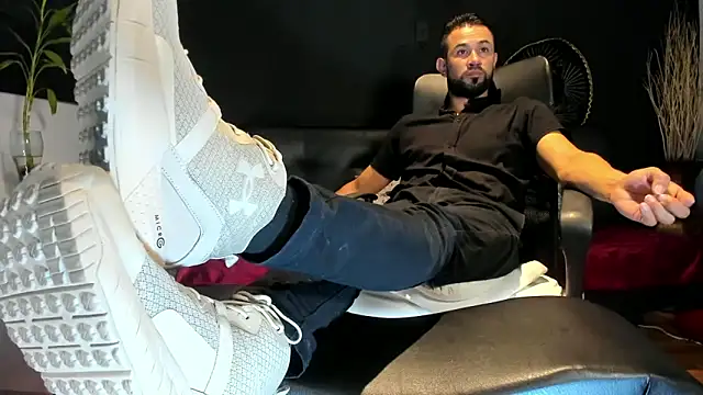 Snapshot of alessandro_wye chatting on 27, 10, 2025 alessandro wye online show from 27, 10, 2025