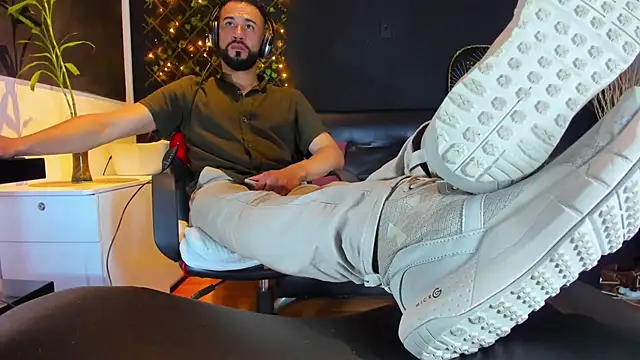 Snapshot of alessandro_wye chatting on 3, 2, 2026 alessandro wye online show from 3, 2, 2026