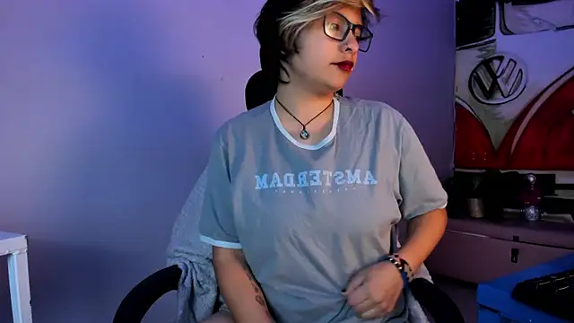 Snapshot of NovaGlitz chatting on 11, 12, 2024 NovaGlitz online show from 11, 12, 2024