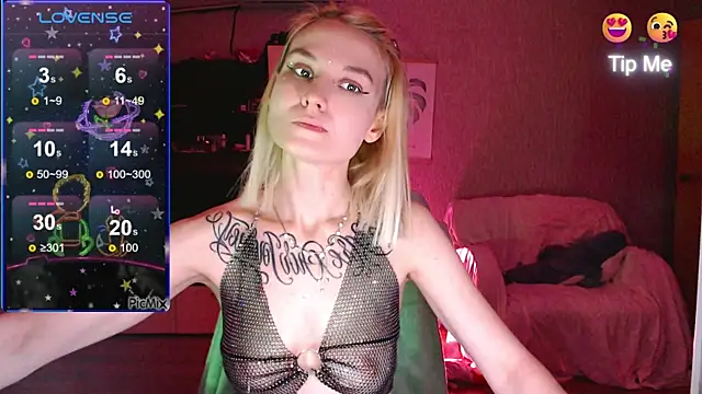 Snapshot of mischellemeow13 chatting on 8, 10, 2025 mischellemeow13 online show from 8, 10, 2025