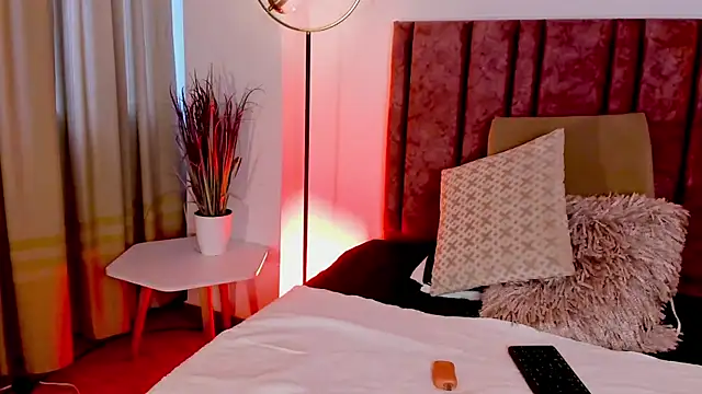 Snapshot of HollyHudsonn chatting on 16, 12, 2024 HollyHudsonn online show from 16, 12, 2024