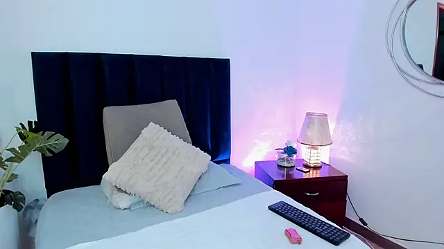 Snapshot of HollyHudsonn chatting on 17, 12, 2024 HollyHudsonn online show from 17, 12, 2024