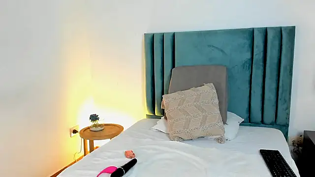 Snapshot of HollyHudsonn chatting on 20, 12, 2024 HollyHudsonn online show from 20, 12, 2024