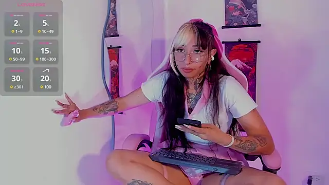 Snapshot of HollyHudsonn chatting on 31, 1, 2025 HollyHudsonn online show from 31, 1, 2025