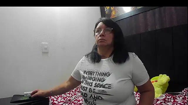 Snapshot of Evaaross_2345 chatting on 1, 2, 2026 Evaaross 2345 online show from 1, 2, 2026