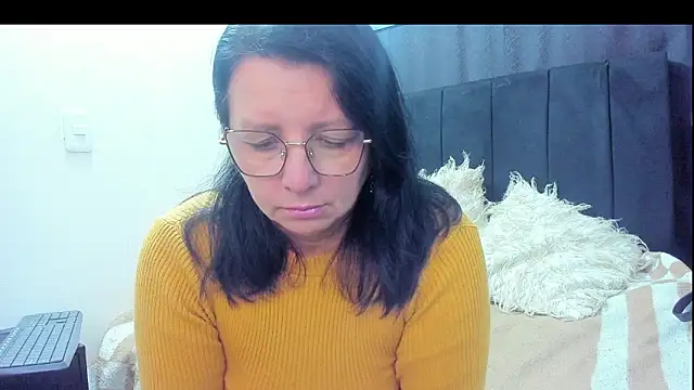 Snapshot of Evaaross_2345 chatting on 2, 2, 2026 Evaaross 2345 online show from 2, 2, 2026