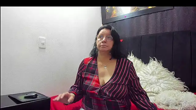 Snapshot of Evaaross_2345 chatting on 10, 2, 2026 Evaaross 2345 online show from 10, 2, 2026