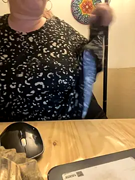 Snapshot of Popinasq chatting on 12, 10, 2025 Popinasq online show from 12, 10, 2025