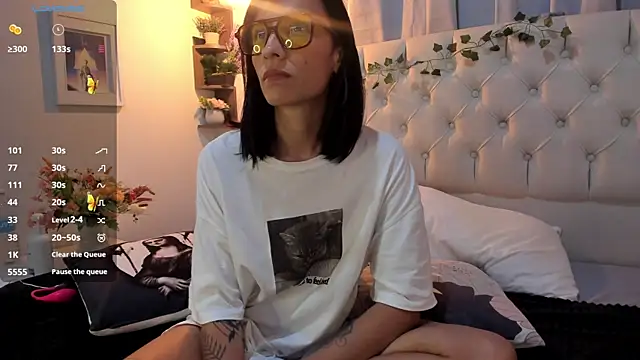 savagequeenbee7 online show from 6, 1, 2025