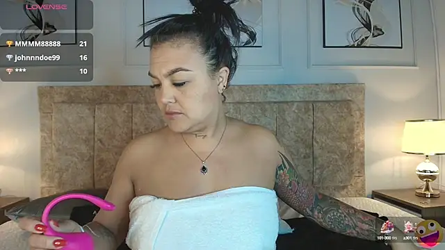 Snapshot of lyn_adamns chatting on 5, 1, 2025 lyn adamns online show from 5, 1, 2025