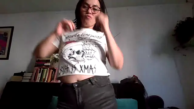 Snapshot of Tiramisu89 chatting on 13, 11, 2025 Tiramisu89 online show from 13, 11, 2025