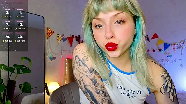 Snapshot of lavenderluxe chatting on 15, 10, 2025 lavenderluxe online show from 15, 10, 2025