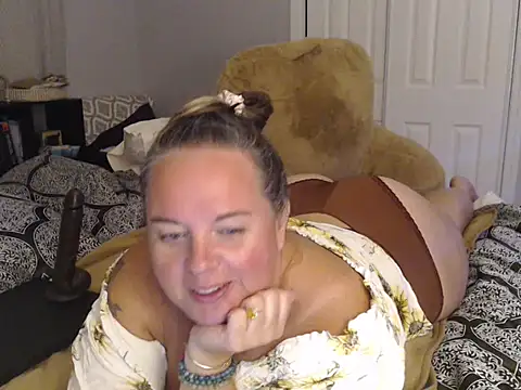 Snapshot of LauLauPAWG chatting on 7, 10, 2025 LauLauPAWG online show from 7, 10, 2025