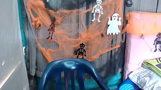 Snapshot of mom_son_dirty chatting on 31, 10, 2025 mom son dirty online show from 31, 10, 2025