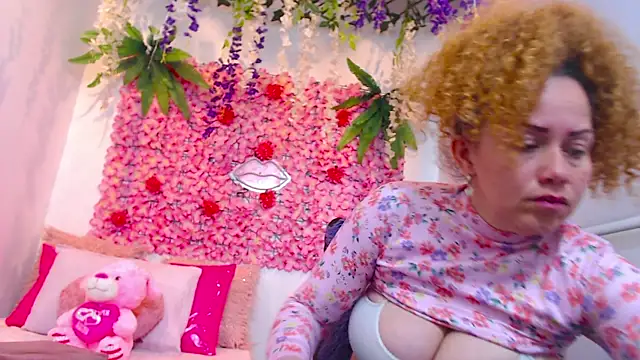 Snapshot of BLONDE_SEXYHOT chatting on 17, 10, 2025 BLONDE SEXYHOT online show from 17, 10, 2025