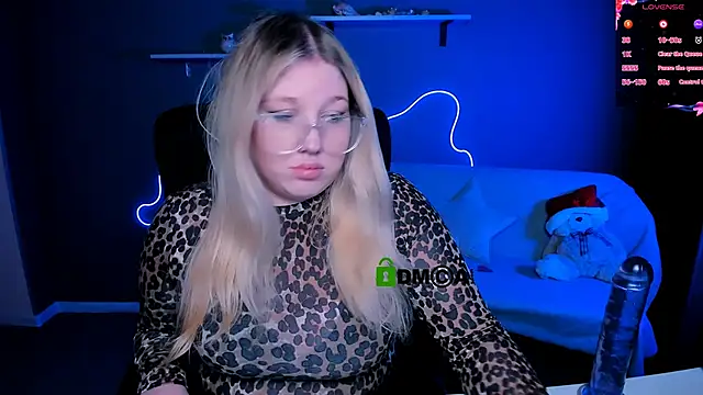 juli kisss online show from 4, 3, 2025