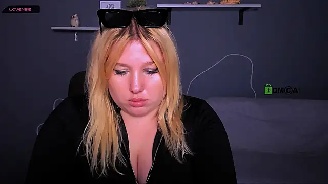 juli kisss online show from 4, 10, 2025