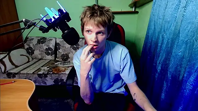 Snapshot of fameboyboo chatting on 16, 9, 2025 fameboyboo online show from 16, 9, 2025