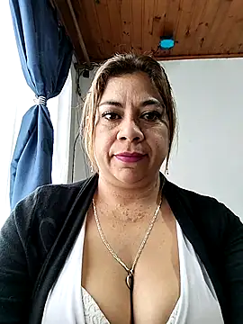 Snapshot of Laura-Hernandez chatting on 17, 10, 2025 Laura-Hernandez online show from 17, 10, 2025