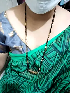 Snapshot of aliseanu chatting on 8, 10, 2025 aliseanu online show from 8, 10, 2025