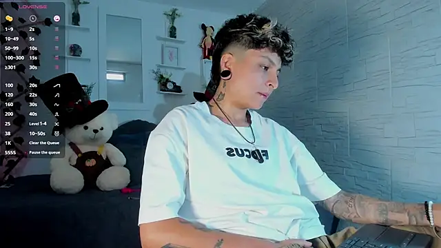 Snapshot of ZuryRamirez_ chatting on 10, 9, 2025 ZuryRamirez  online show from 10, 9, 2025