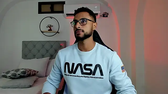 LiamGarcia1 online show from 13, 2, 2025