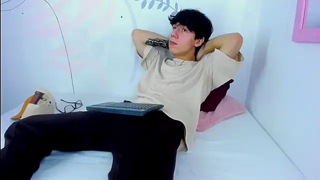 EVAN XOX online show from 8, 1, 2025