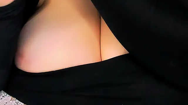 Snapshot of love_insidee chatting on 18, 10, 2025 love insidee online show from 18, 10, 2025