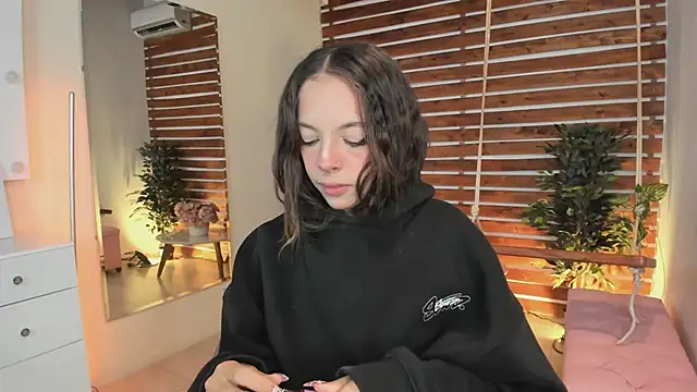 Sapphire Venuss online show from 25, 2, 2025