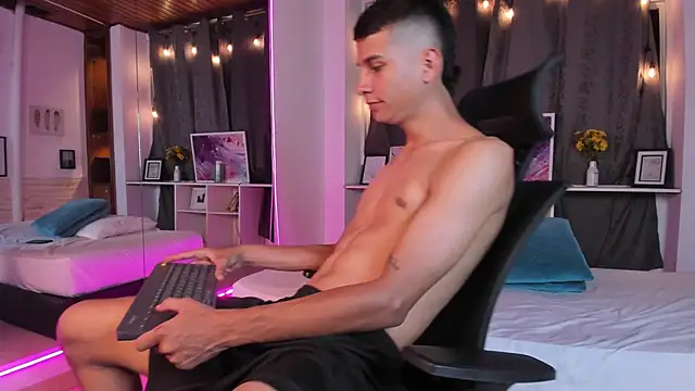 Snapshot of Aaron_Scoot chatting on 14, 12, 2024 Aaron Scoot online show from 14, 12, 2024