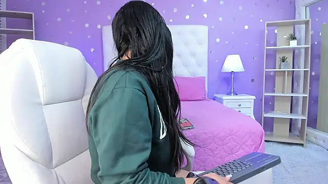 scarlette 15  online show from 6, 11, 2025