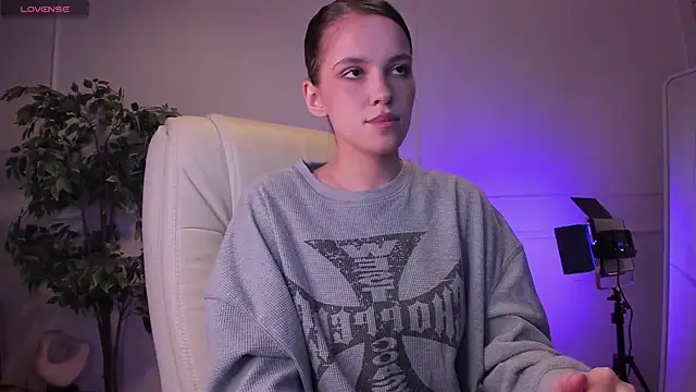 AdalynGlows online show from 24, 6, 2026