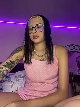 Snapshot of Hilary_pinkk chatting on 5, 3, 2025 Hilary pinkk online show from 5, 3, 2025