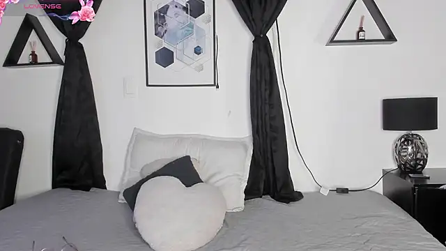 Khenta Michells online show from 12, 3, 2026