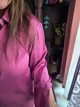 Snapshot of Reena_Darlinggg chatting on 2, 2, 2025 Reena Darlinggg online show from 2, 2, 2025