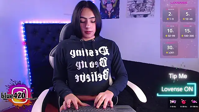 Snapshot of Skyler__blue4 chatting on 13, 11, 2025 Skyler blue4 online show from 13, 11, 2025