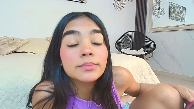 Snapshot of julieta_aguilar1 chatting on 17, 12, 2024 julieta aguilar1 online show from 17, 12, 2024