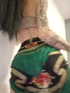 Snapshot of roxi_katty chatting on 12, 10, 2025 roxi katty online show from 12, 10, 2025