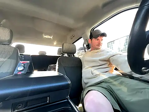 Snapshot of skittlez82 chatting on 13, 10, 2025 skittlez82 online show from 13, 10, 2025