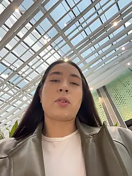 Holly Play online show from 6, 4, 2026