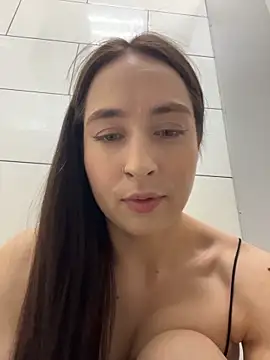 Snapshot of Holly_Play chatting on 18, 6, 2026 Holly Play online show from 18, 6, 2026