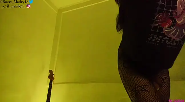 Snapshot of Evil_Queen13 chatting on 16, 12, 2024 Evil Queen13 online show from 16, 12, 2024