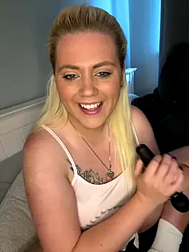 Snapshot of Blondiee3088 chatting on 28, 10, 2025 Blondiee3088 online show from 28, 10, 2025