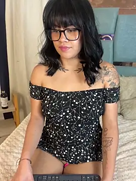 Snapshot of honeyy_mia chatting on 29, 10, 2025 honeyy mia online show from 29, 10, 2025