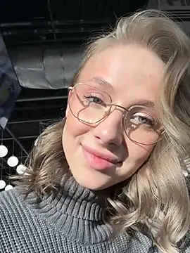 Snapshot of CaseyStar chatting on 3, 2, 2025 CaseyStar online show from 3, 2, 2025