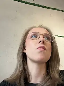 Snapshot of CaseyStar chatting on 6, 2, 2025 CaseyStar online show from 6, 2, 2025