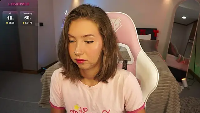 Snapshot of LinaSiren chatting on 27, 12, 2024 LinaSiren online show from 27, 12, 2024