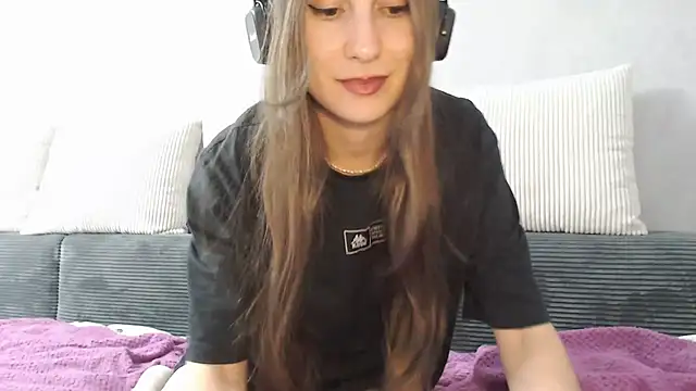 Snapshot of viviandaimond1 chatting on 30, 10, 2025 viviandaimond1 online show from 30, 10, 2025