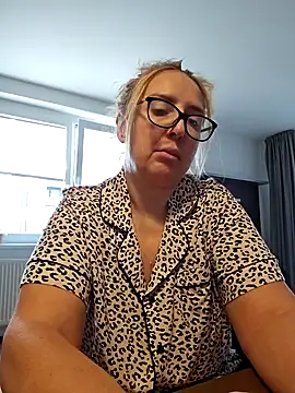 Snapshot of MariaRichi_ chatting on 4, 3, 2025 MariaRichi online show from 4, 3, 2025